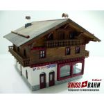 Modell des Sportgeschäftes Intersport in Saas Grund beleuchtet