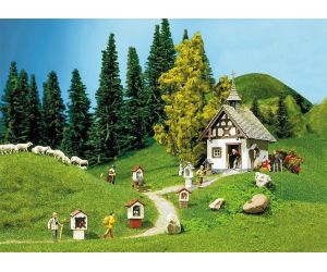 Faller 130235 Kapelle mit Wegkreuzen H0 - Ansicht 1