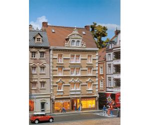 FALLER 130448 Stadthaus Allianz + Tee & Gewürze - Bausatz H0 - Ansicht 1