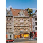 FALLER 130448 Stadthaus Allianz + Tee & Gewürze - Bausatz H0 - Ansicht 1