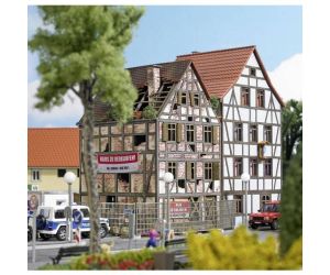 Busch 1668 Verfallenes Stadthaus - Echtholz Bausatz - H0 - Ansicht 1