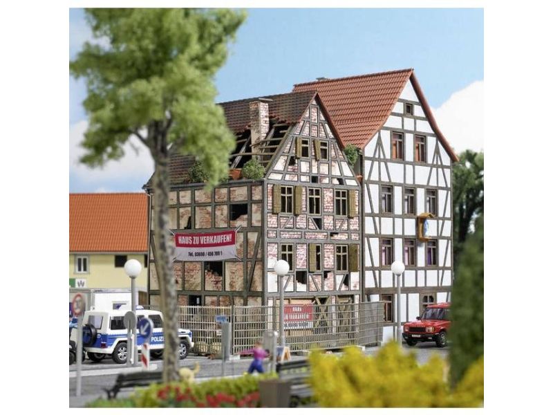 Busch 1668 Maison de ville en ruine - Kit en bois...