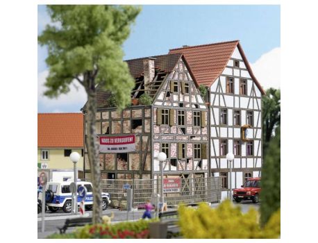 Busch 1668 Verfallenes Stadthaus - Echtholz Bausatz - H0