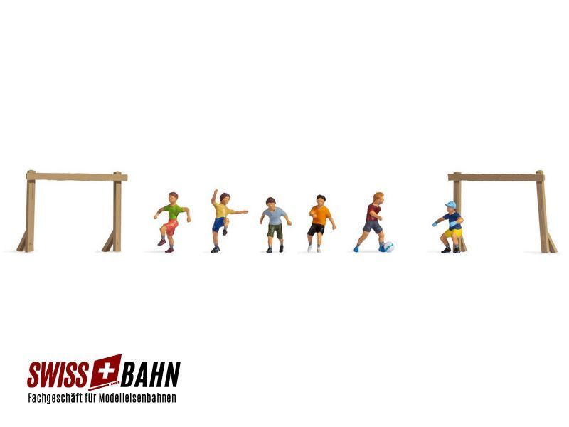 NOCH 15817 Bambini sul campo da calcio (ferrovia in...