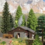Busch 1444 Grosse Almhütte mit Stallung - Koloriert