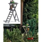 Busch 7957 Jäger mit Fernglas auf Hochsitz H0