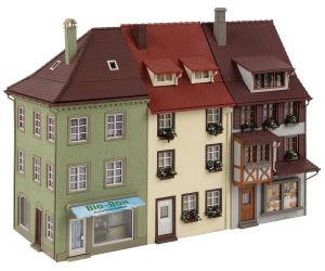 FALLER 130708 Kleinstadthäuserzeile mit Eckhaus - Detailansicht 2