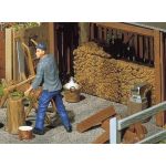 POLA 333213 Holzstapel mit Werkzeug - Ansicht 1