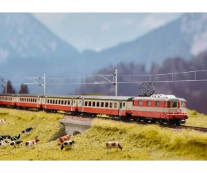 MINITRIX 16883 SBB Elektrolok Re 4/4 'Cremeschnitte'