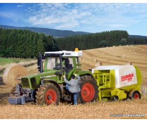 KIBRI 12233 FENDT Traktor mit Anbaugeräten