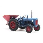 ARTITEC 387.347 Ford Traktor mit Heckstreuer, H0 - Detailansicht 2