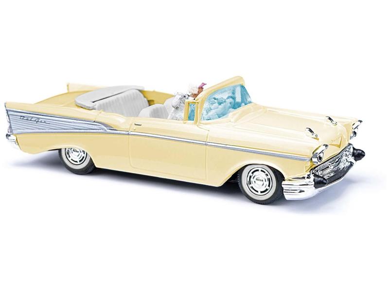 BUSCH 45060 Chevrolet Bel Air '57, Cabrio mit Figuren