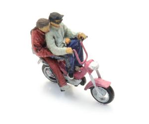ARTITEC 387.679 Pärchen auf Gilera Moped, H0