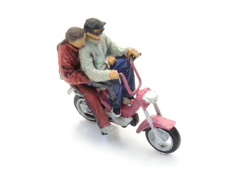 ARTITEC 387.679 Couple sur Moped Gilera, H0