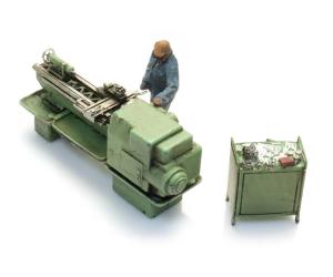 ARTITEC 387.660 BBC Drehbank mit Arbeiter, H0 - Ansicht 1