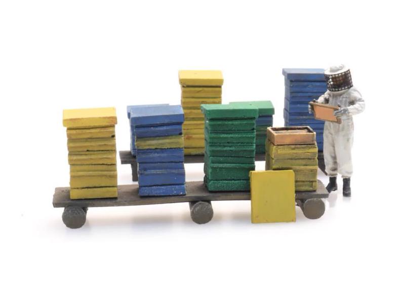 ARTITEC 387.477 Schweizer Bienenstöcke mit Imker, H0