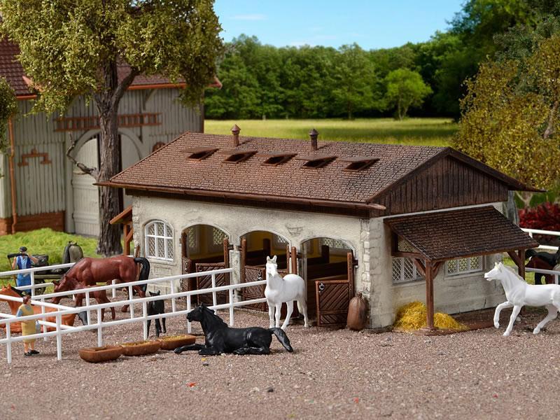 VOLLMER 43790 H0 Reitstall mit Pferdekoppel und Pferden