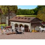 VOLLMER 43790 H0 Reitstall mit Pferdekoppel und Pferden