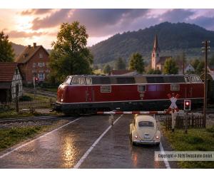 Märklin 3682 DB Diesellok BR 221 107-6 - beim Bahnübergang