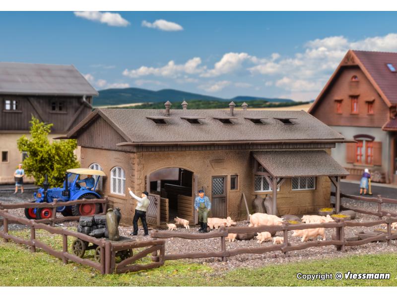 KIBRI 43740 Schweinestall mit Schweinchen und Zaun, H0