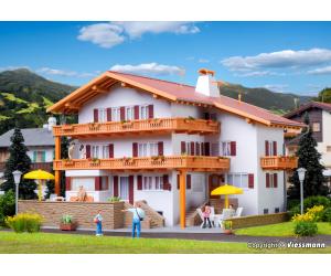 KIBRI 38077 Alpenhof avec éclairage intérieur à étages (modèle réduit de chemin de fer)
