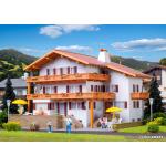 KIBRI 38077 Alpenhof avec éclairage intérieur à étages (modèle réduit de chemin de fer)
